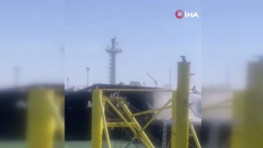 Limanda bir facidan dönüldü: Dev petrol tankeri limana çarptı