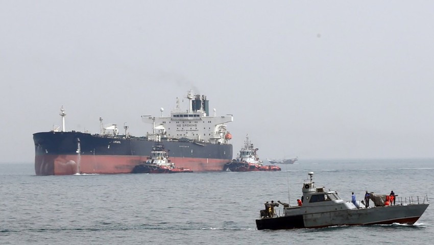 Basra Körfezi'nde 2 tankere baskın: Tonlarca akaryakıta el konuldu