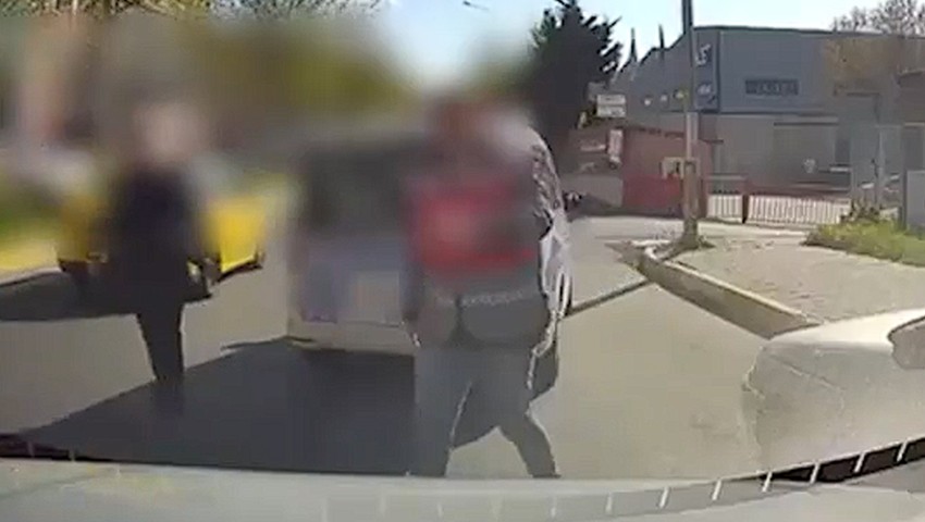 Polis ekibi önünü kestiği sürücüye tehdit savurdu: ''Kafana sıkarım senin''