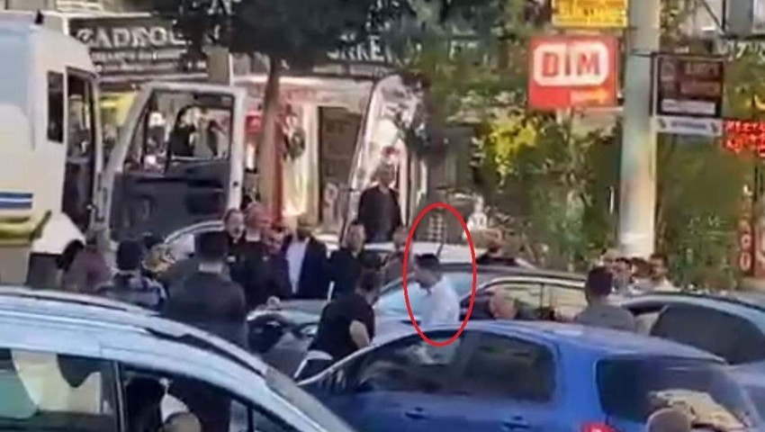 Trafik magandasını kendi elindeki sopayla dövdüler!