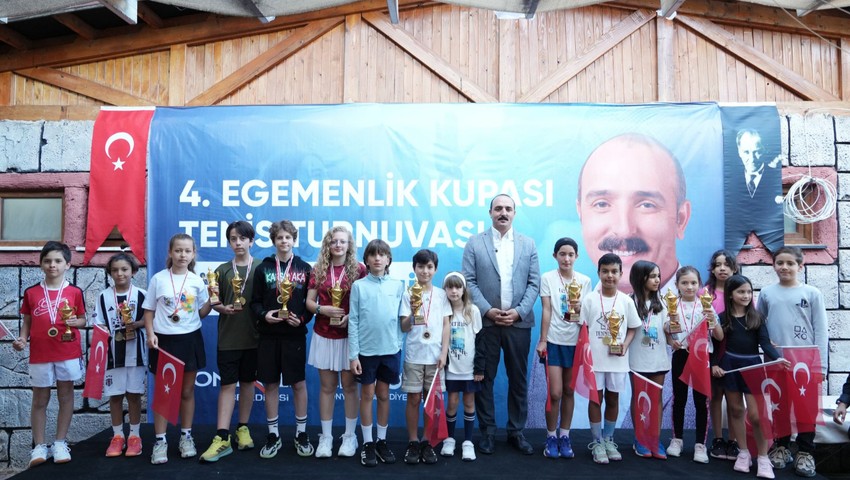 Şampiyon çocukların ödülleri Konyaaltı Belediye Başkanı Kotan'dan