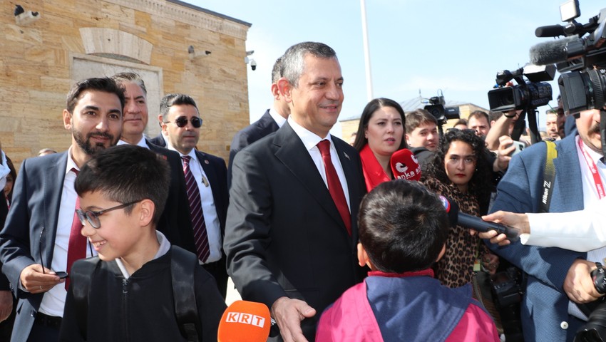 Valilik izin vermemişti... Özgür Özel Anıtkabir'de resti çekti