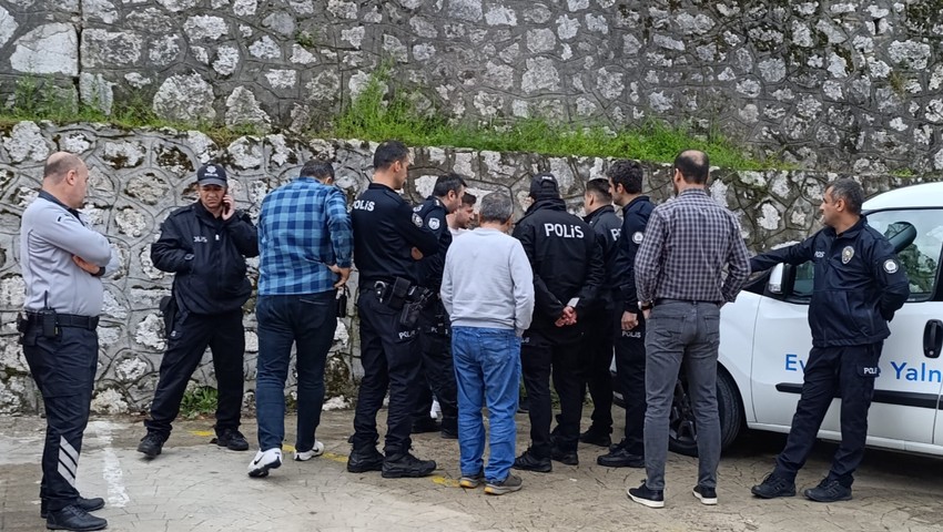 Dini nikahlı eşinden ''hayır'' cevabı aldı, kendini karnından bıçakladı