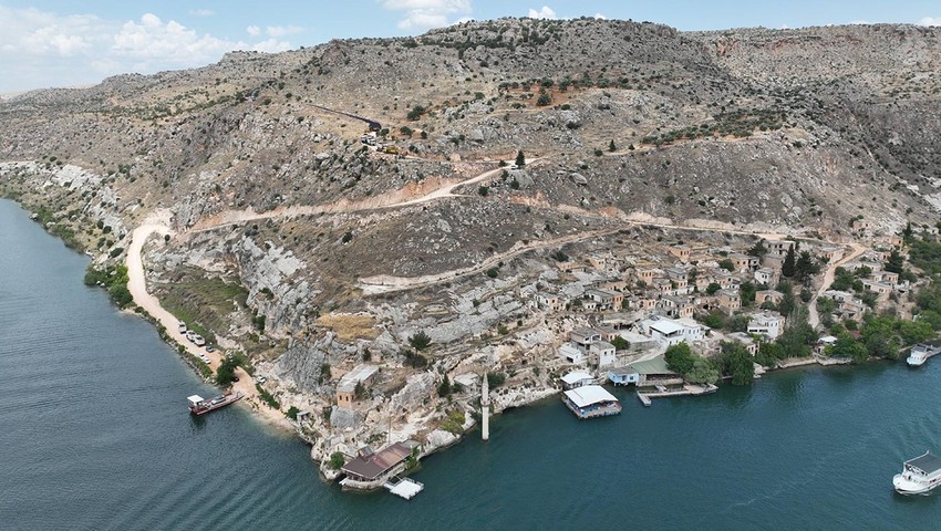 Sadece tekneyle gidilebilen mahalle yıllar sonra yola kavuştu
