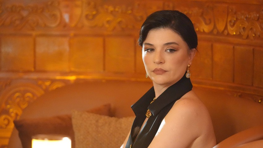 Gonca Vuslateri ödül töreninde ''boynumun borcu olsun'' dedi, gözyaşlarını tutamadı