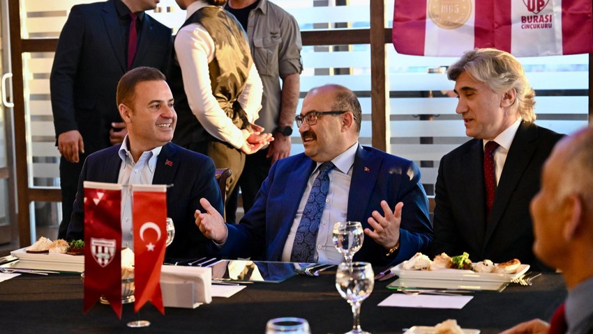 Balıkesir Büyükşehir Belediye Başkanı Ahmet Akın'dan Bandırmaspor'a destek