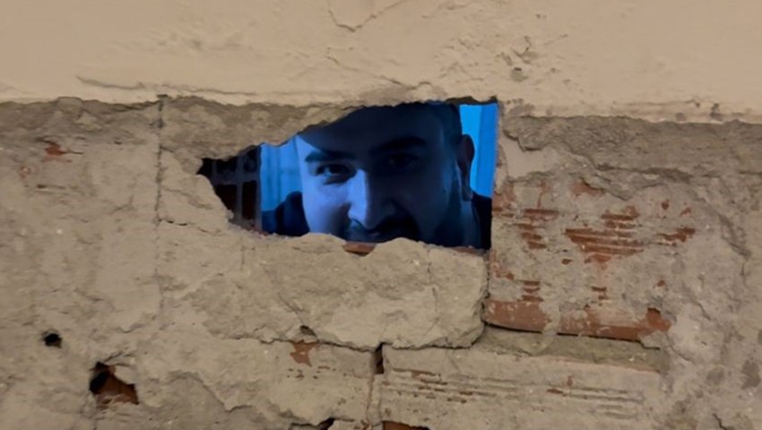 Komedyenin başına gelen olay güldürmedi: Duvarı kırıldı, usta göründü!