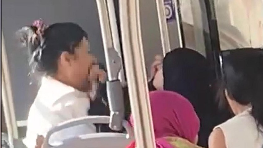 Belediye otobüsünde saç saça baş başa kavga! Tesettürlü kadına çirkin sözler