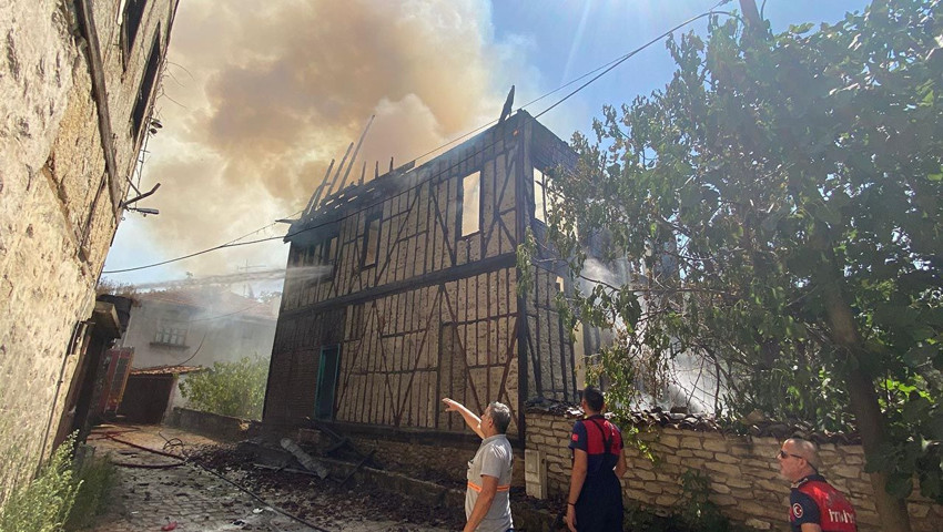 Safranbolu'da tarihi konak alev alev yandı - Resim: 4