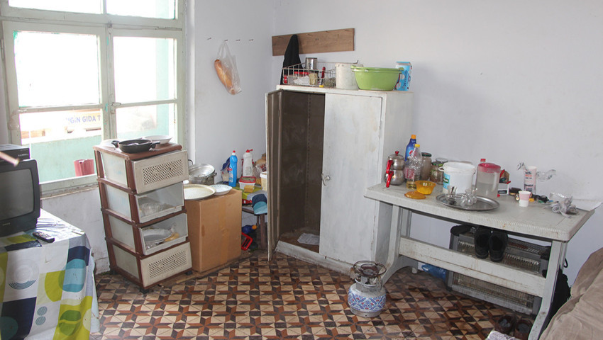 Aynı gün evini ve eşini kaybetti, şimdi bu depoda yaşam savaşı veriyor