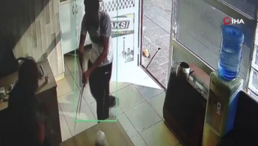 Bir gözü dönmüş psikopat dehşeti daha: Kılıçla taksi durağını basıp dehşet saçtı! - Resim: 2