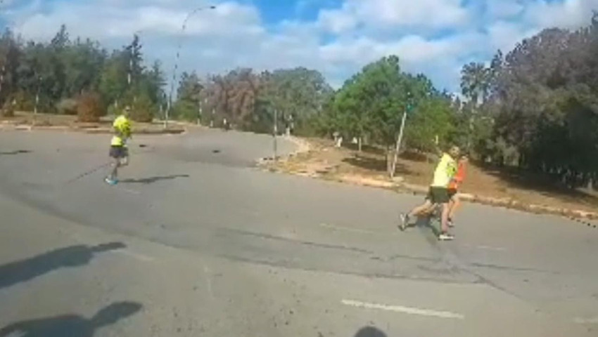 Kamera şakası gibi olay: Yolun kapatılmasına sinirlenen sürücüler, koşucuları tartakladı - Resim: 2