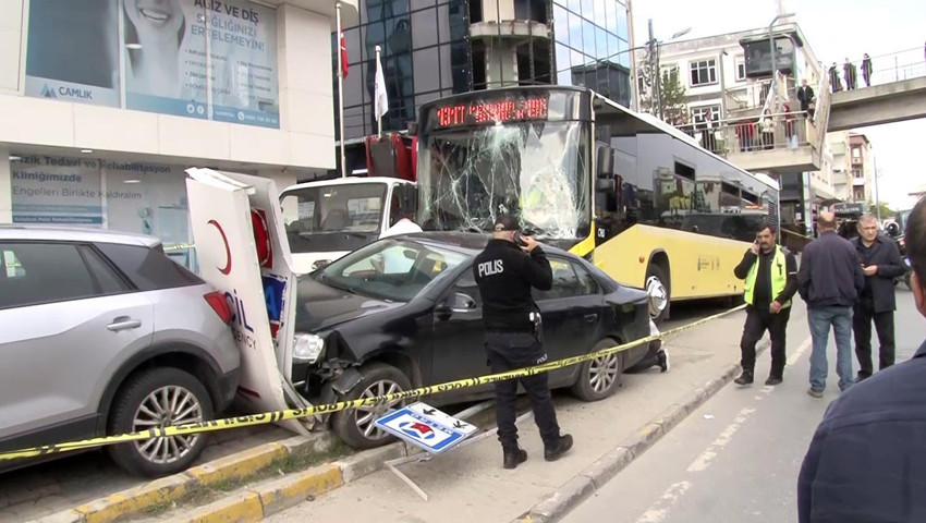 İETT şoförü ile motosikletlinin tartışması faciayla bitti! Otobüs durağa girdi