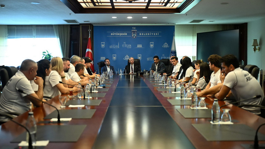 Mansur Yavaş ASKİ Spor'un şampiyon sporcularını ağırladı