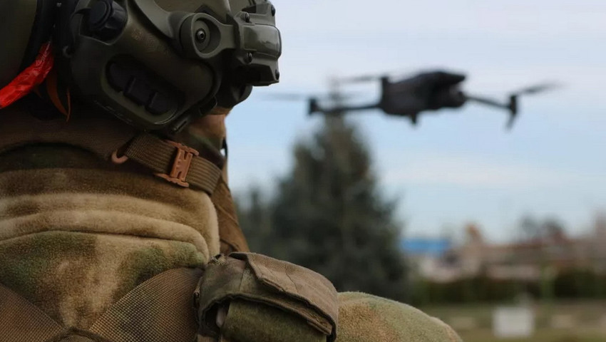 ''Moskova'yı haritadan sileriz'' resti sonrası askeri üs üzerinde tanımlanamayan dronlar görüldü