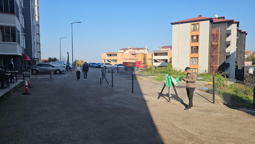 Hakkını alamayan arsa sahipleri yolu trafiğe kapattı