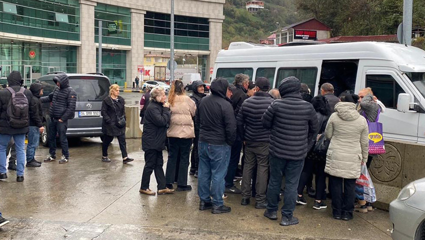 Komşudan Türk vatandaşlarına yeni kural! Artık kimlik ve pasaport yeterli olmayacak