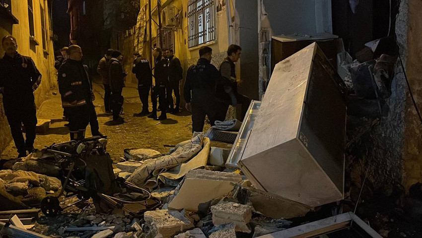 Üç katlı binada şiddetli patlama! Evdeki eşyalar sokağa fırladı
