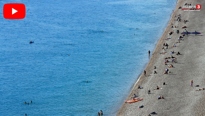 Turizm başkentimizde karlı dağların gölgesindeki deniz keyfi kamerada...