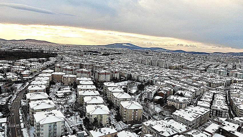İstanbullular yeni yılın ilk gününe beyaz örtüyle uyandı