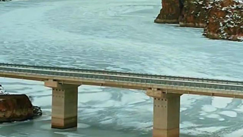 Türkiye'nin gürül gürül akan nehri tamamen buz tuttu!