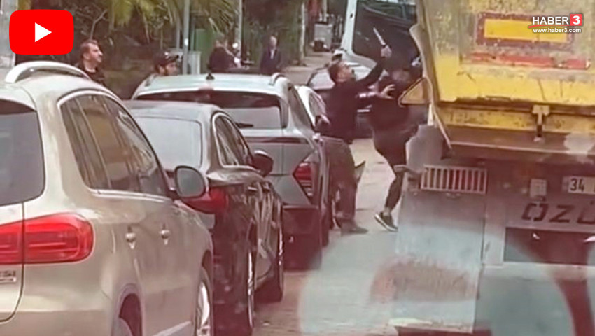 İstanbul'da kaza yapan sürücüler birbirine girdi! Trafikteki bıçaklı saldırı kamerada!