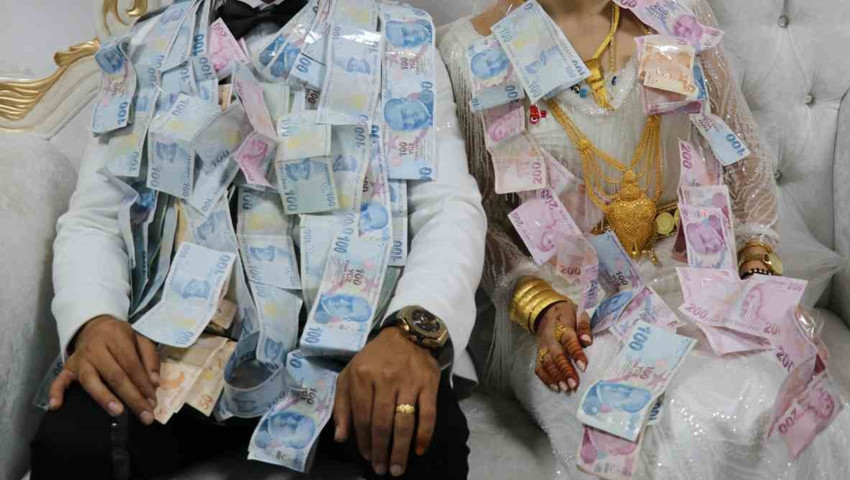 Düğününde takı takmayan akrabasını icraya verdi; çeyrek altını geri aldı!