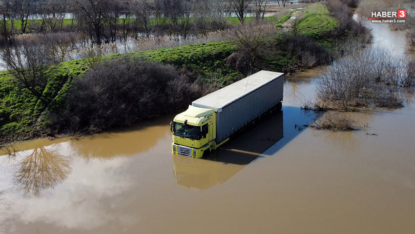 Meriç ve Tunca'daki taşkın sonrası günlerdir aracının içinde mahsur kalan şoför böyle kurtarıldı