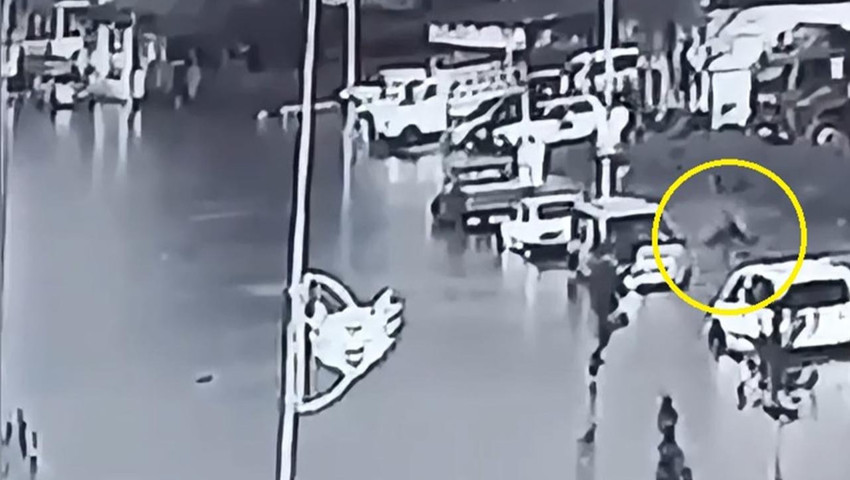 Kaldırımda yürürken bir anda sulara gömüldü! Şoke eden görünmez kaza kamerada