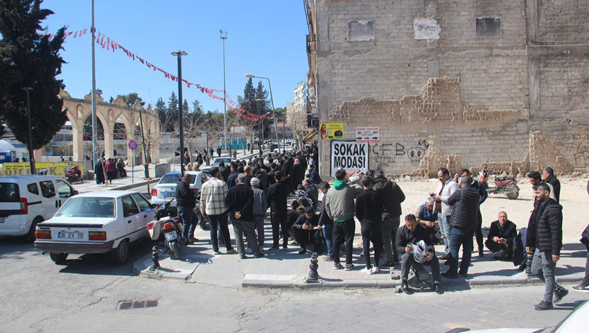 Pide kuyruğu değil, plaka değişim kuyruğu! Yeni cezaları duyan soluğu burada aldı