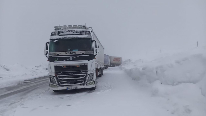Nisan karı ulaşımı felç etti: Çok sayıda araç mahsur kaldı