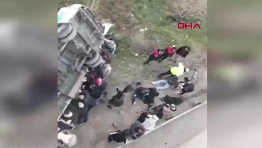 Özel halk minibüsü üst geçide çarptı: Ölü ve yaralılar var