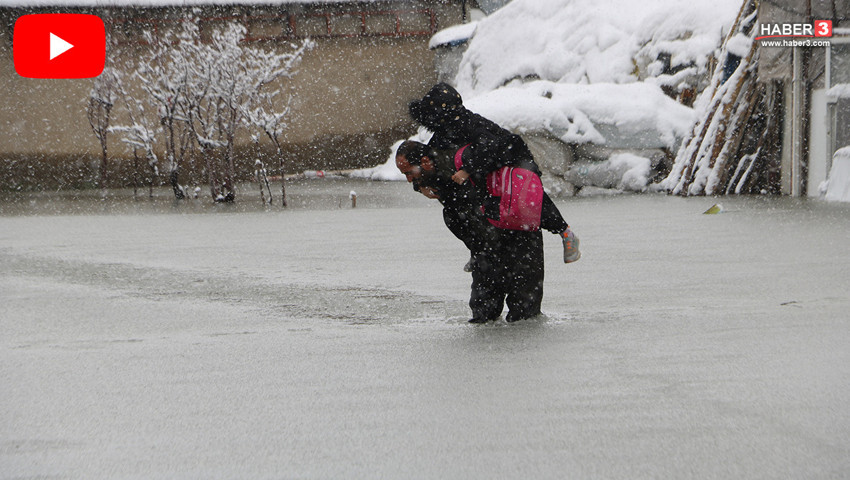 O çocuklarını her gün onlarca metre sırtında taşımak zorunda... Nedeni ise kahretti!
