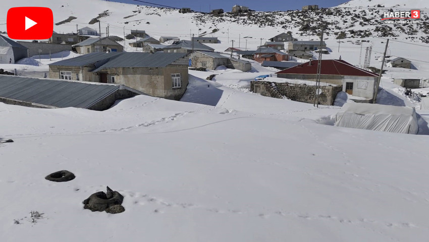Nisan ayında 3 metrelik kar şoku: Bu mahalle tüm evler adeta kara gömüldü!