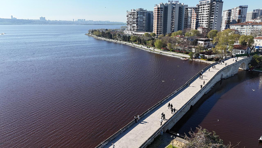 İstanbul'da ürküten görüntü: Küçükçekmece Gölü kızıla boyandı
