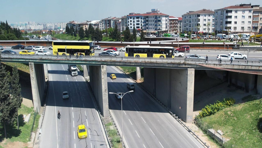 Her gün binlerce kişinin geçtiği köprüde korkutan manzara