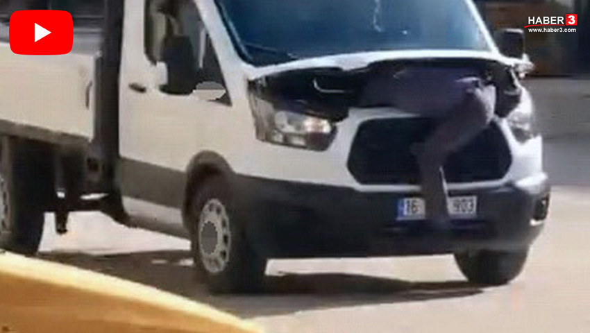 Traifkte akılalmaz görüntü... Tamirci seyir halindeki kamyonetin motoruna girip arıza aradı