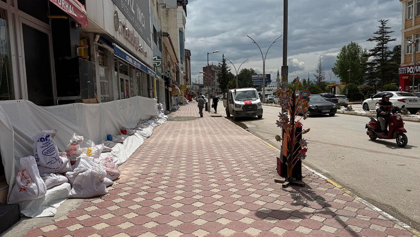 Yaklaşan tehlike öncesi esnaf alarmda: Kum torbalarıyla barikat kurdular