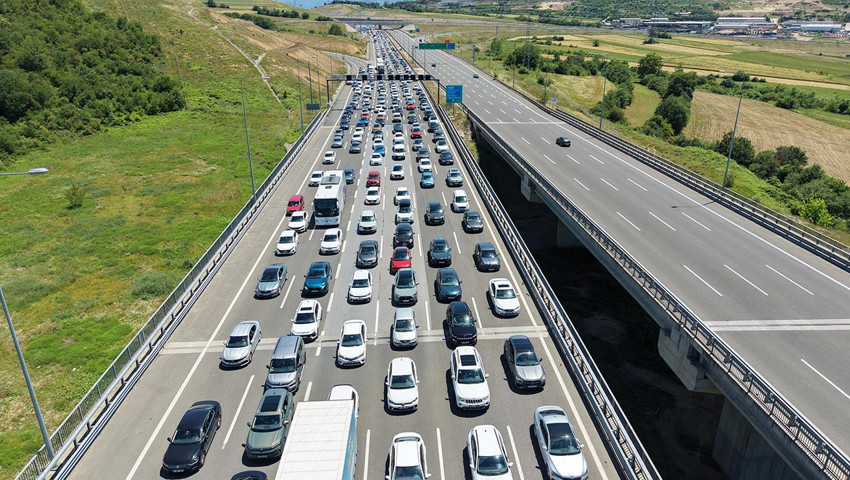 Tatilciler akın akın dönmeye başladı: İstanbul yönünde trafik felç!