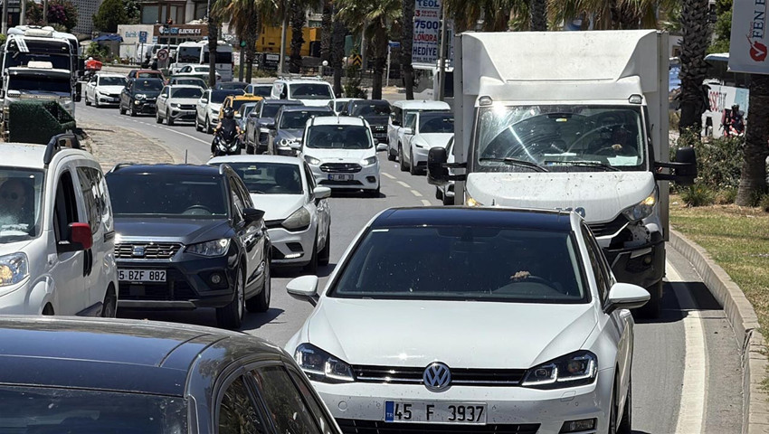 Tatil bitti, yollar kilit: Ünlü tatil cennetinden 12 saatte 10 bin araç çıkış yaptı