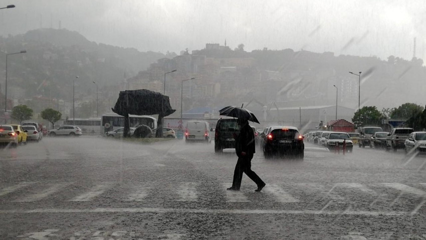 Meteoroloji'den üç bölgeye sağanak ve fırtına uyarısı