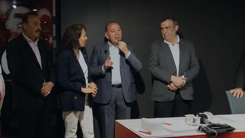 Gürsel Tekin, CHP'ye geri dönen partililere rozet taktı
