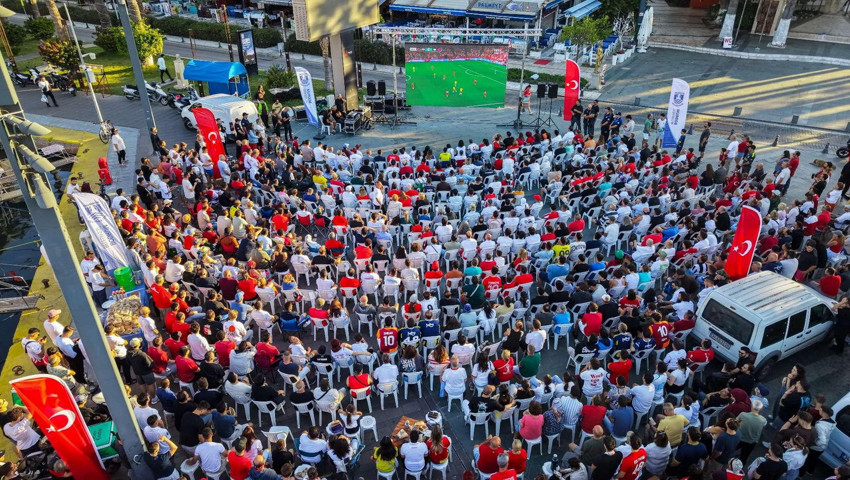 A Milli Takımımızın Kupadaki İlk Maçı Bodrum'da Meydanda Coşkuyla İzlendi