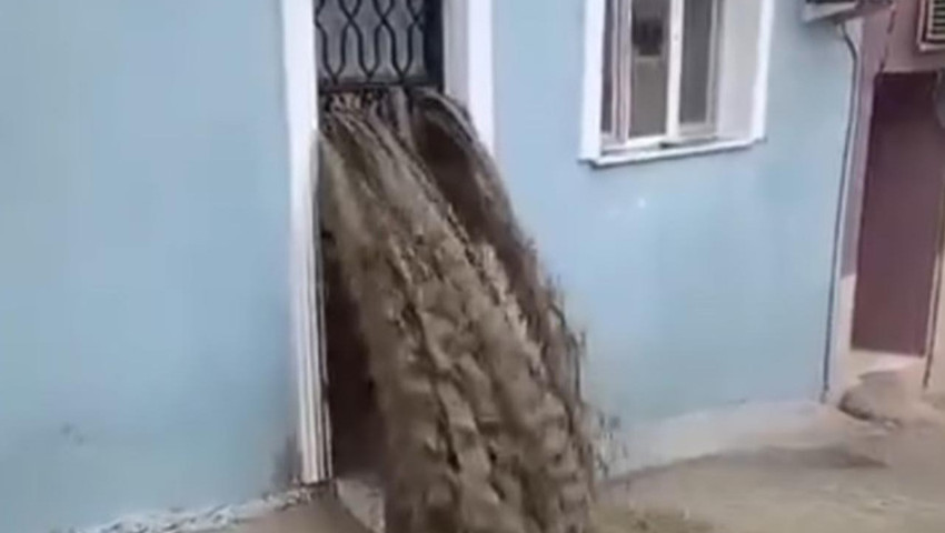 Sel dehşeti kamerada! Evin içi suyla doldu, ölümden döndü