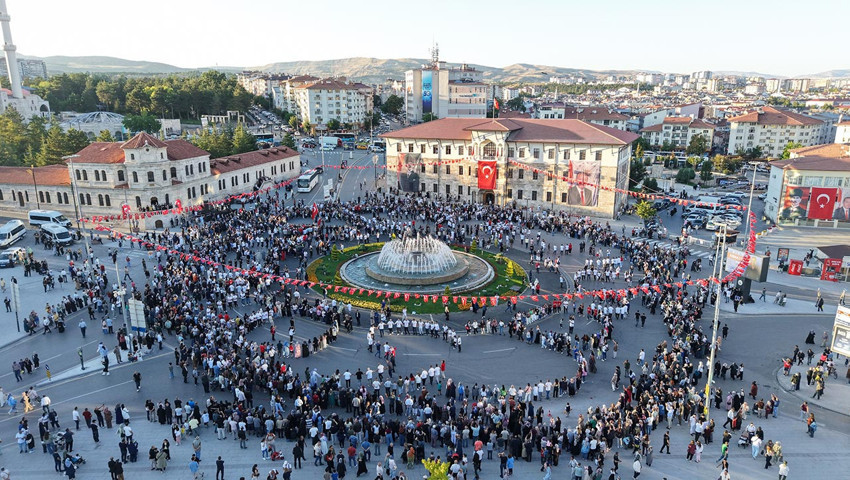 Kent meydanını dolduran yüzlerce kişi halayda buluştu
