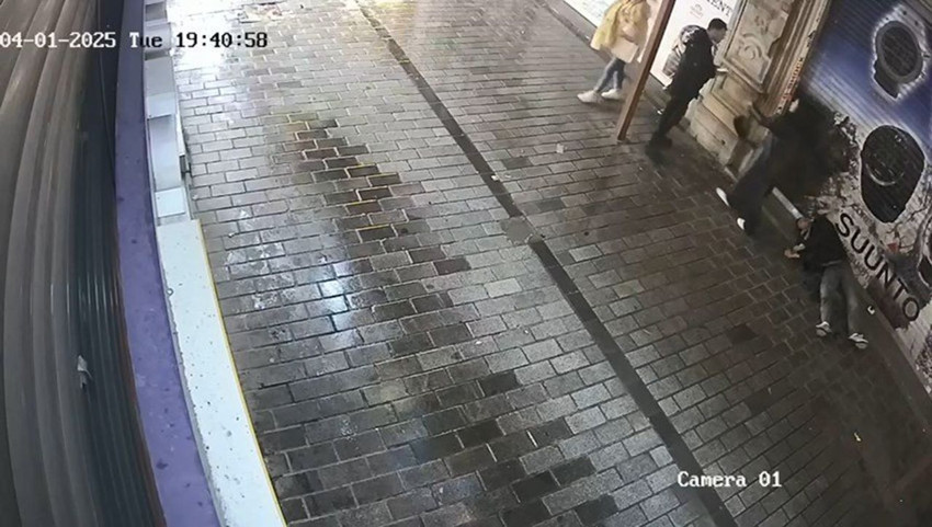 İstanbul'un göbeğinde sokak ortasında kadına şiddet - Resim: 2