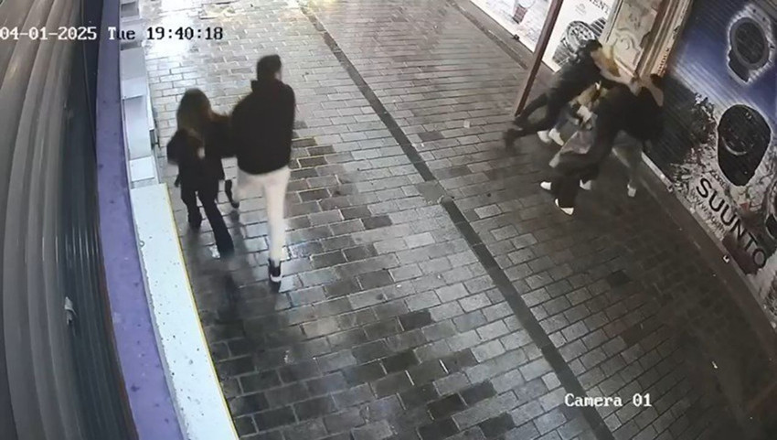 İstanbul'un göbeğinde sokak ortasında kadına şiddet - Resim: 1