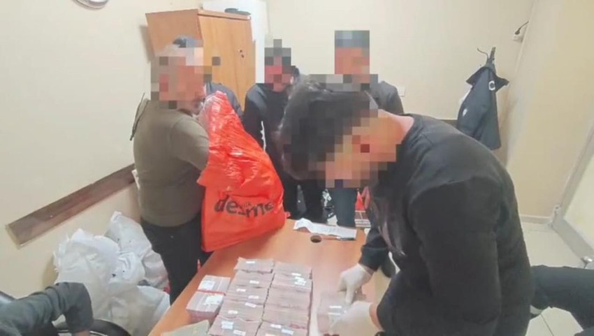 Külçe külçe altın, deste deste para... Hepsi havalimanında ele geçirildi - Resim: 2