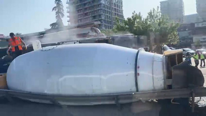 İstanbul trafiğinde büyük kaza: Trafik arapsaçına döndü - Resim: 1