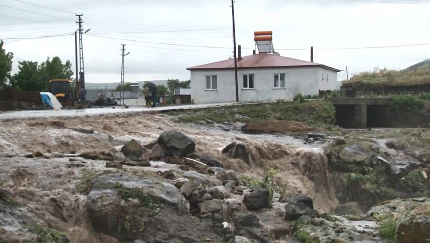 Yaz günü sel kabusu: Çok sayıda ev sular altında kaldı - Resim: 3